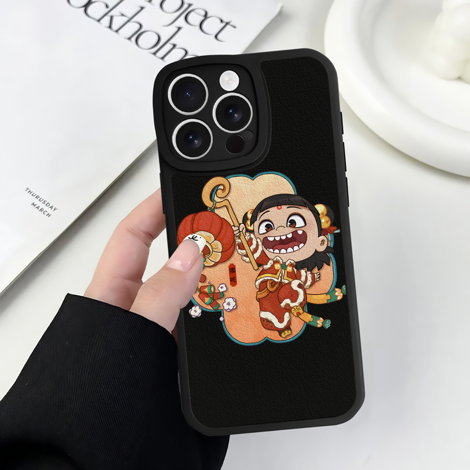 （画像用） Ne Zha 2 ナタ 魔童の大暴れ 【iPhone 16シリーズ対応】シリコンスマホケース（レザー調） 材質：シリコン